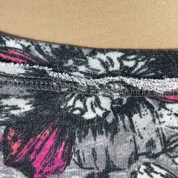 Cato Active Top Floral Pink Gray Crew Neck 3/4 Sleeve Size 18/20W Raw Edge - Picture 6 of 9